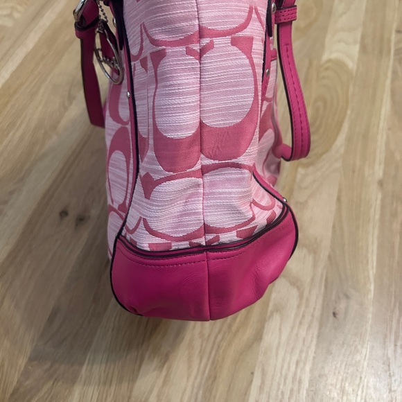 Coach signature pink handbag 👜✨ - Picture 13 of 14